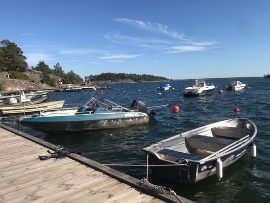 Hyr denna stuga i Stavsnäs på 40 m². 3-4 sängplatser. 4 000 - 4 500 kr per vecka. Se bilder och tillgänglighet här.