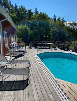 Lantlig torpidyll med saltvattenpool