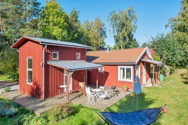 Modernt skärgårdshus på Skarpö, bilfärja