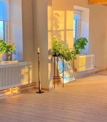 Varsamt renoverad tegellänga i liten kyrkby - Bild 9