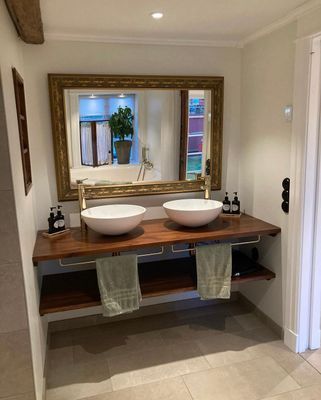 Nybyggt badrum år 2021 med dubbeldusch, dubbla handfat, handdukstorkar och badkar. Riktigt mysig belysning att uppleva kvällstid!