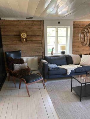 Vardagsrum på nedervåningen med öppen spis.