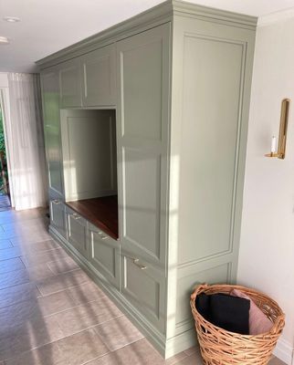 Nybyggd hall utanför badrum och tvättstuga. Här har du direkt anslutning till den 50kvm stora altanen via två altandörrar. Morgonsolen och kvällssolen ger ett fantastiskt ljus in i denna hall!