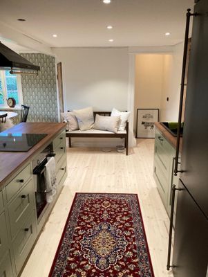 Totalrenoverat kök år 2021. Diskmaskin, kyl, frys, ugn, spis, gammeldags skafferi och plats för 5 middagsgäster.