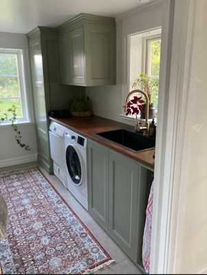 Nybyggd tvättstuga 2021 med tvättmaskin, torktumlare, vask och generöst med förvaring. Nära anslutning till den 50kvm stora altanen.