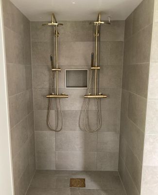 Nybyggt badrum år 2021. Dubbeldusch och badkar.