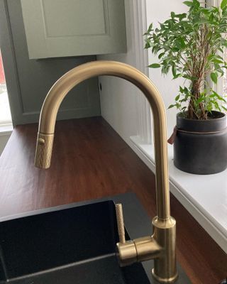 Mässingsdetaljer finner du i hela huset. Här i tvättstugan.