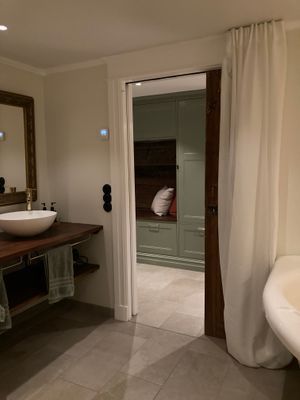 Vyn från badrummet ut i hallen.