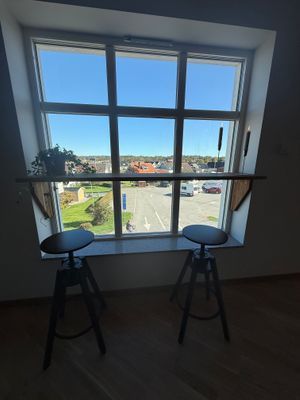 Hyr denna stuga i Fjällbacka på 100 m². 4-6 sängplatser. 15 000 - 20 000 kr per vecka. Se bilder och tillgänglighet här.