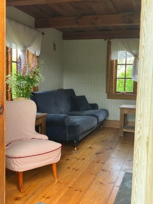 Hyr denna stuga i Knutby på 12 m². 1-2 sängplatser. Från 3 000 kr per vecka. Se bilder och tillgänglighet här.