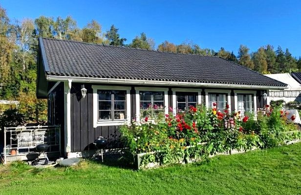 Hyr denna stuga i Finspång på 80 m². 6 sängplatser. 4 900 - 6 000 kr per vecka. Se bilder och tillgänglighet här.