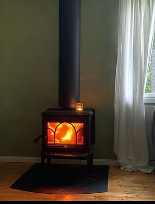 Hyr denna stuga i Björnlunda på 34 m². 4 sängplatser. 3 500 - 4 500 kr per vecka. Se bilder och tillgänglighet här.