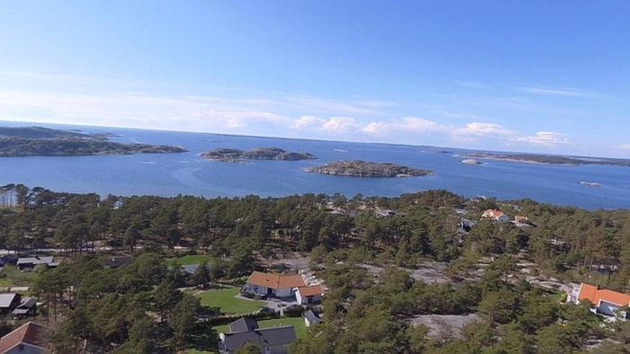 Hyr denna stuga i Resö på 90 m². 6-9 sängplatser. 12 000 - 15 000 kr per vecka. Se bilder och tillgänglighet här.