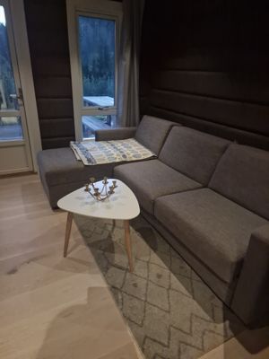 Bäddsoffa i vardagsrum nedre plan med utgång till terass