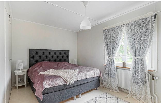 Hyr denna stuga i  på 71 m². 2 sängplatser. 3 000 - 5 000 kr per vecka. Se bilder och tillgänglighet här.