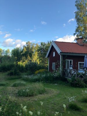 Hyr denna stuga i Vingåker på 50 m². 6-10 sängplatser. Från 7 000 kr per vecka. Se bilder och tillgänglighet här.