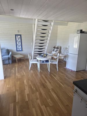 Bild 3 på Stuga i skogen, på sjötomt utan insyn.