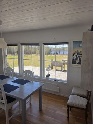 Stuga i skogen, på sjötomt utan insyn.