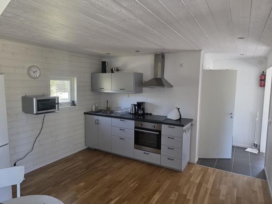 Stuga i skogen, på sjötomt utan insyn. - Bild 6
