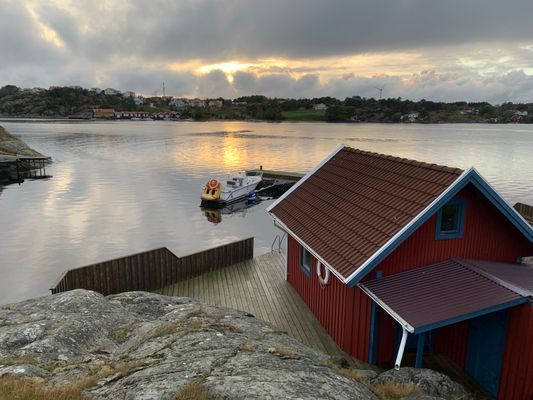 Hus på Lyrön med tillhörande sjöbod/brygga