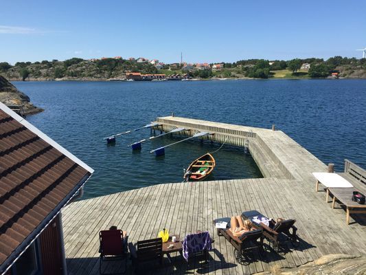 Hus på Lyrön med tillhörande sjöbod/brygga