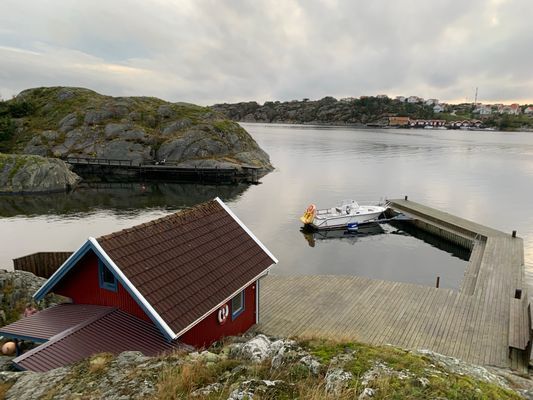 Hyr denna stuga i Orust på 110 m². 6 sängplatser. 1 800 - 2 200 kr per dag. Se bilder och tillgänglighet här.