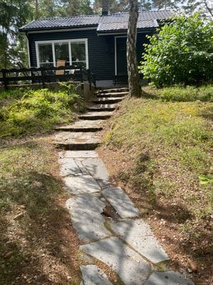Rymlig stuga nära hav och sandstrand.