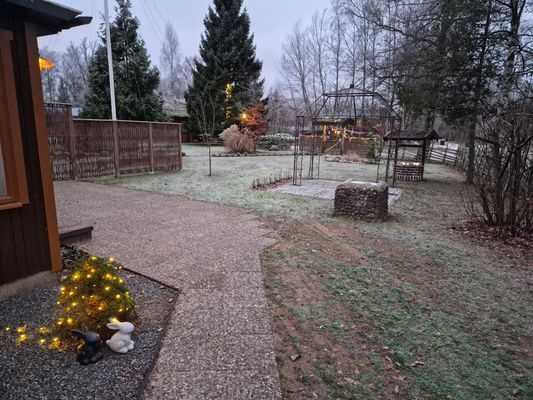 Sjönära avkoppling intill skogsbrynet