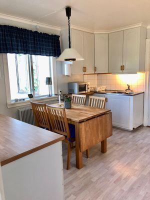 Hyr denna stuga i  på 75 m². 4 sängplatser. Pris ej tillgängligt. Se bilder och tillgänglighet här.