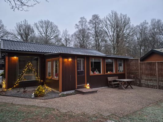 Sjönära avkoppling intill skogsbrynet