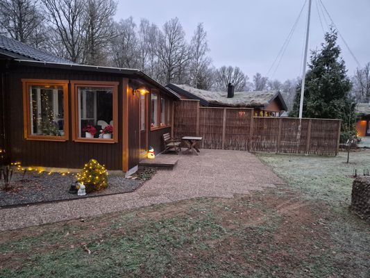 Hyr denna stuga i Ludvigsborg på 55 m². 4-5 sängplatser. 7 500 - 9 500 kr per vecka. Se bilder och tillgänglighet här.