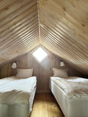 Hyr denna stuga i Tofta på 110 m². 11 sängplatser. 2 900 - 3 500 kr per dag. Se bilder och tillgänglighet här.