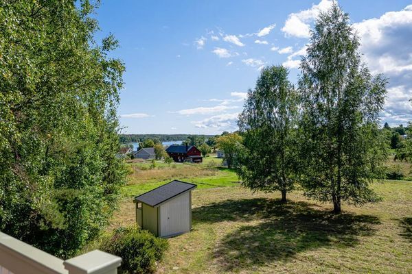 Utsikt från balkongen ner mot vattnet