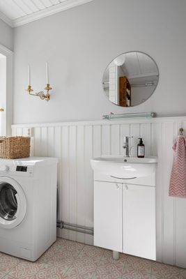 Badrum med tvättmaskin