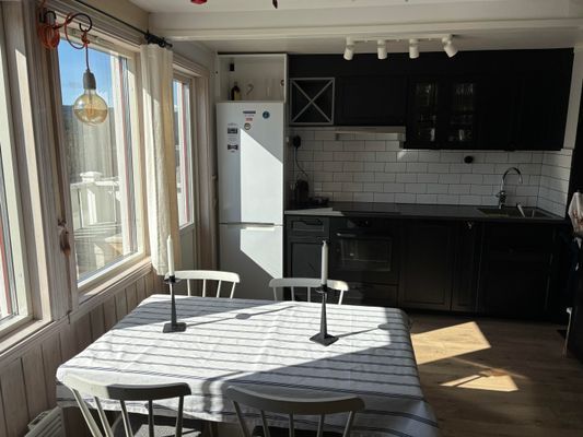 Matplats med vy mot Renfjället och utgång till balkongen.