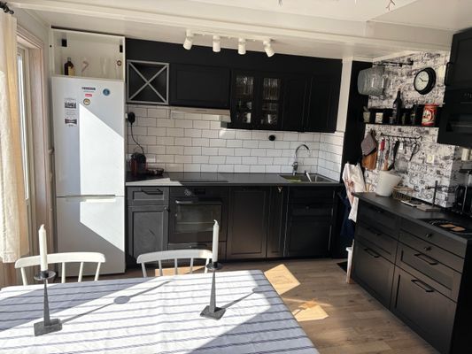 Välutrustat kök med induktionshäll, diskmaskin, micro, Nespressomaskin med mera.
