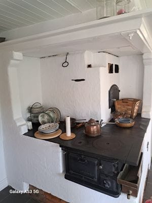 Charmig drängstuga från 1880 på hästgård - Orust - Bild 6
