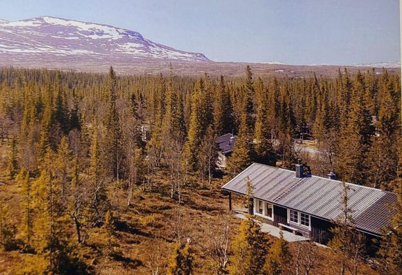 Hyr denna stuga i Snasahögarna på 89 m². 10 sängplatser. 4 500 - 8 500 kr per vecka. Se bilder och tillgänglighet här.