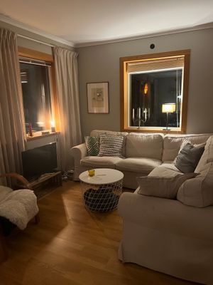 Hyr denna stuga i  på 69 m². 8 sängplatser. 8 000 - 16 000 kr per vecka. Se bilder och tillgänglighet här.