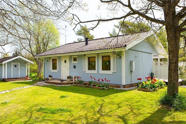 Hyr denna stuga i  på 54 m². 4-5 sängplatser. 6 300 - 8 400 kr per vecka. Se bilder och tillgänglighet här.