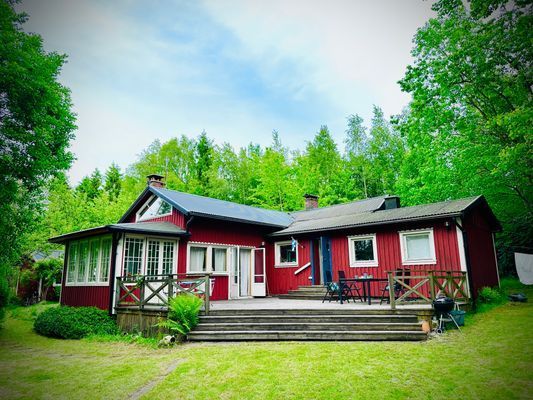 CHARMIGT SKÄRGÅRDSHUS MED GLASVERANDA & BASTU!