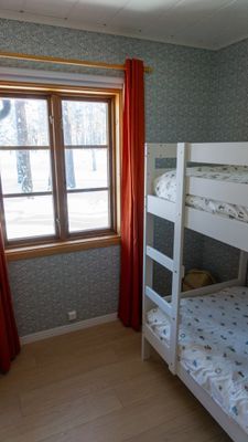 Rymlig 4p stuga med öppen spis i badort - Bild 13
