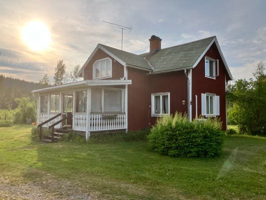 Stuga med egen badstrand, brygga och roddbåt.
