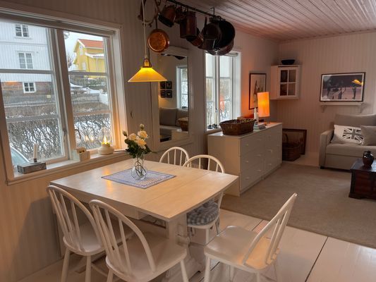 Hyr denna stuga i Skaftö på 45 m². 5-7 sängplatser. 12 000 - 16 500 kr per vecka. Se bilder och tillgänglighet här.