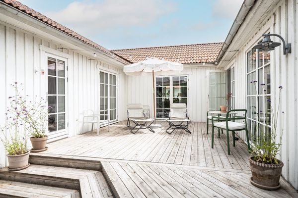 Strandnära familjeparadis med stor trädgård