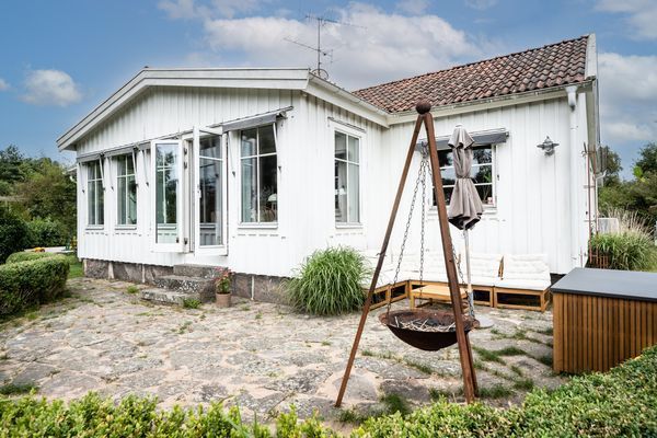 Strandnära familjeparadis med stor trädgård - Bild 9