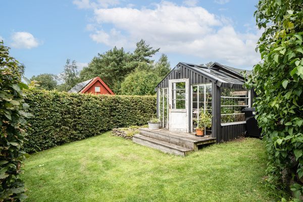 Strandnära familjeparadis med stor trädgård - Bild 14