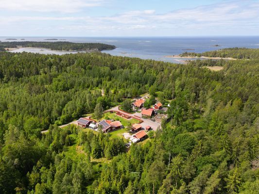 Vinterbonad stuga nära vatten, natur och golf