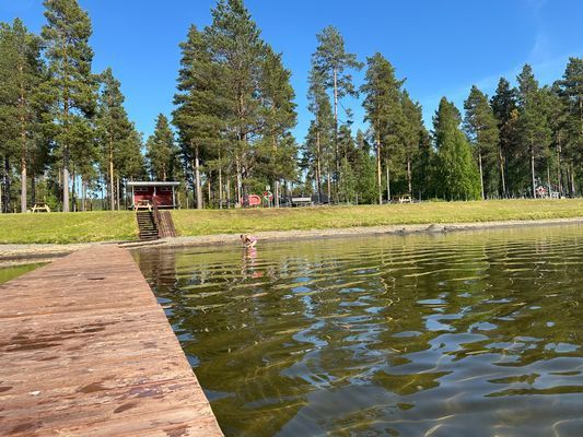 Rymlig 4p stuga med öppen spis i badort - Bild 74