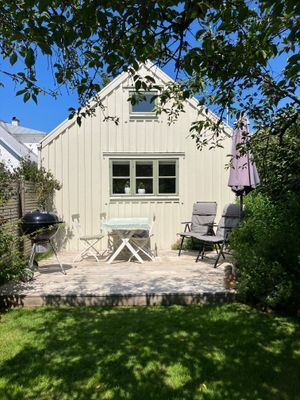 Hyr denna stuga i Vejbystrand på 35 m². 2-3 sängplatser. Från 4 500 kr per vecka. Se bilder och tillgänglighet här.